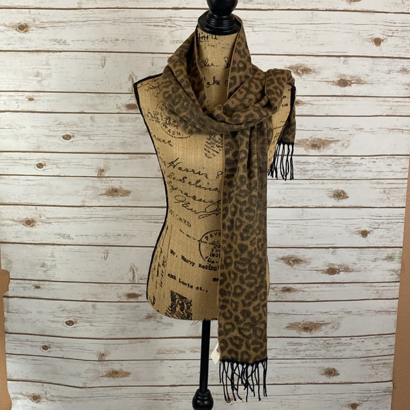 NWT Steve Madden Mid-Weight Leopard Print Muffler Scarf - Picture 4 of 7